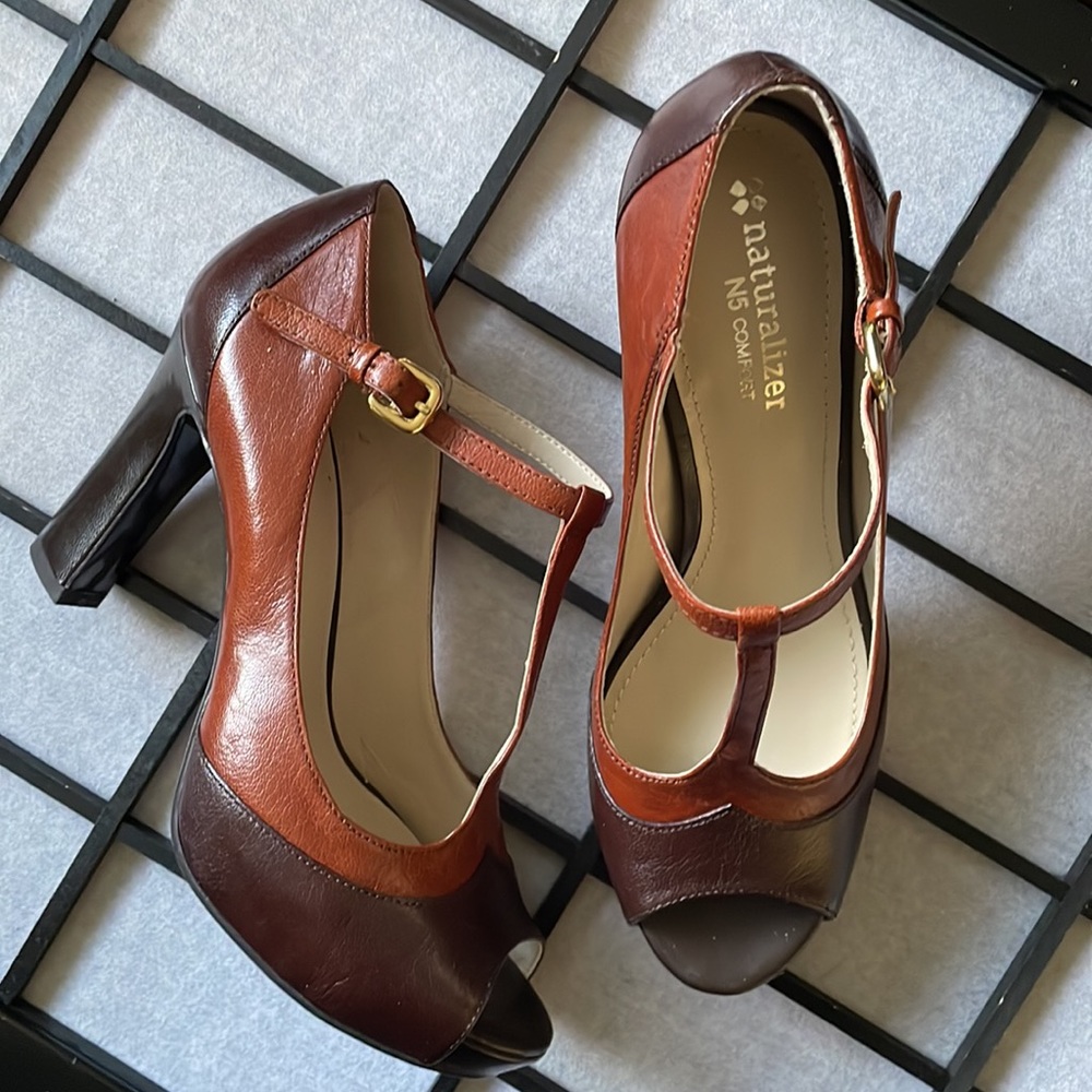 Naturalizer. T-trap Heels